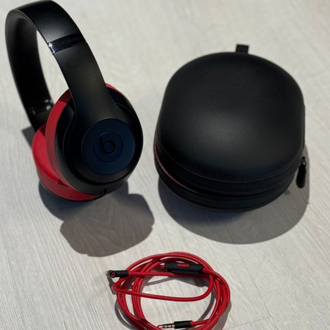Beats Studio 3 Wireless - Sort med røde puter
