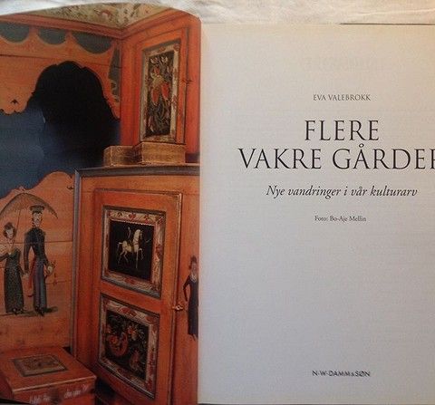 Eva Valebrokk. Flere Vakre Gårder. Oslo. 2002. N. W. Damm & Sønn.