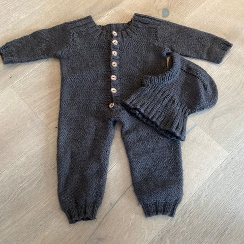 Hjemmestrikket babydress i ull