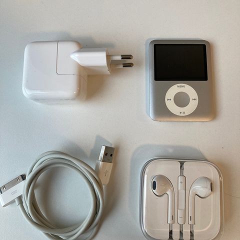 iPod Nano med tilbehør selges