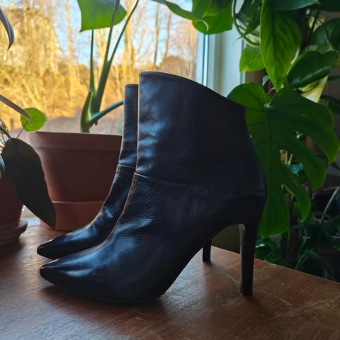 Høyhælte skinn boots med asymmetrisk åpning