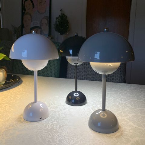 Retro lampe ladbar   2 hvite og  1 sort 200 for stk