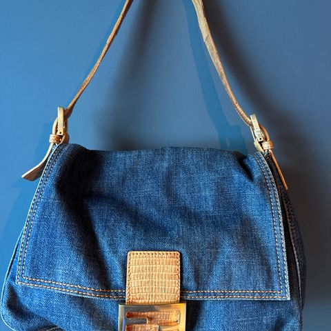 FENDI Mamma baguette i denim med gulldetaljer og skinn