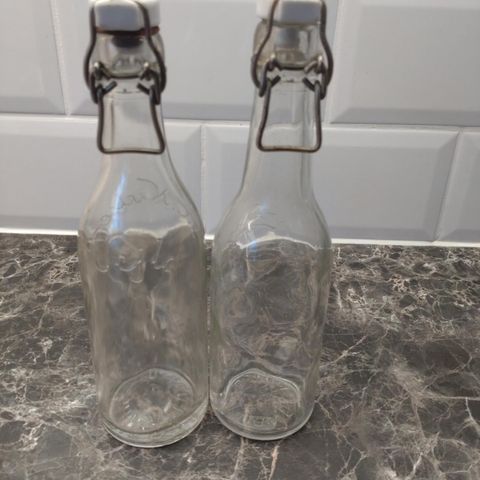 To gamle danske ølflasker