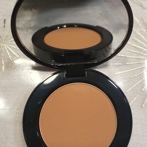 Bobbi Brown Bronzing Powder. Golden Light