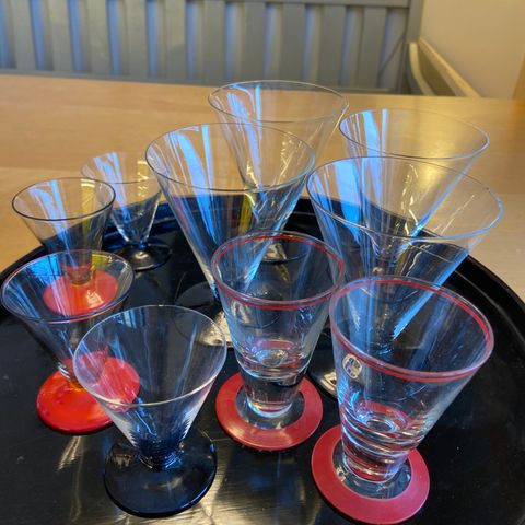 Retro glass i traktform med stett i svart og rødt - store og små