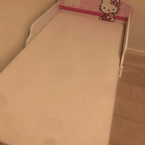 Hello Kitty-seng med madrass