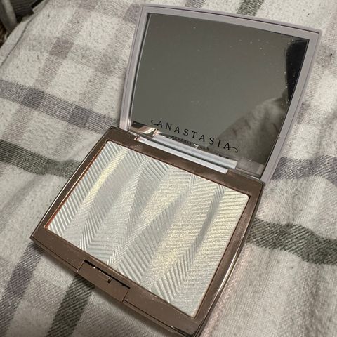 Anastasia Iced Out Highlighter