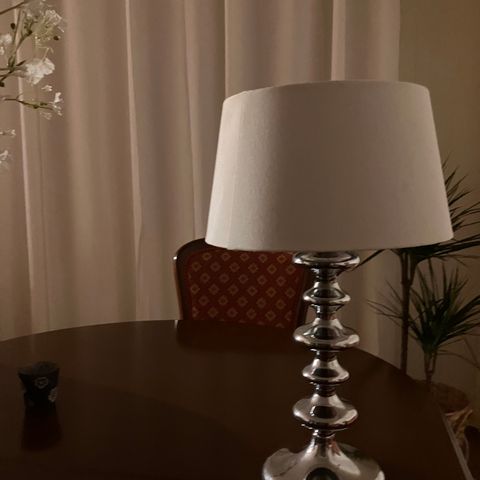 Fin lampe fra North.  Med skjerm  høyde 46 cm totalt. Som ny.