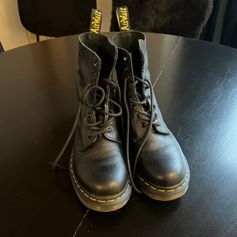 Nesten helt nye Dr Martens Pascal i svart 39