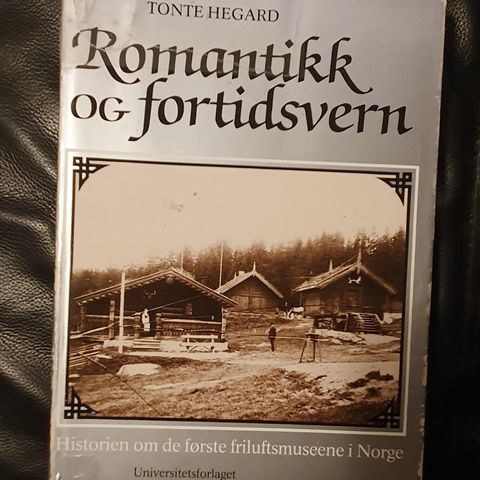 TONTE HEGARD  Romantikk og fortidsvern. om friluftsmuseer i Norge