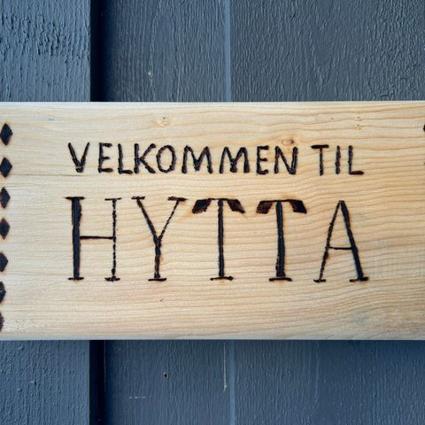 Treskilt til hytta?