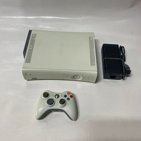 Komplett Xbox 360 startpakke med konsoll, alle nødvendige kabler og kontroller