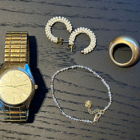 Diverse smykker og klokke