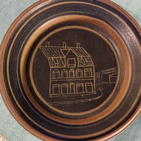 Keramikk skål av den kjente kunstner RICHARD DUBORGH