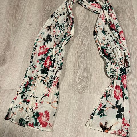 Hvitt/flerfarget mønstrete sjal