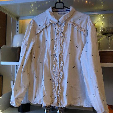 Bluse med broderi og perleknapper