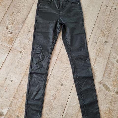 Coated svart skinny jeans str 28 B-young