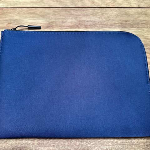 Blå Incase Facet Mappe til MacBook Pro 14"  - knapt brukt