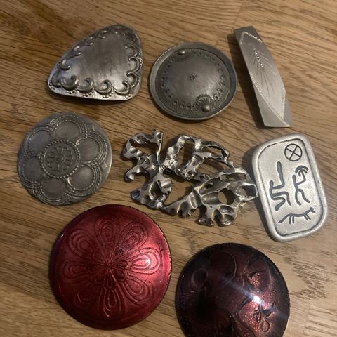 Mange ulike vintage brosjer i tinn, bronse og kobber