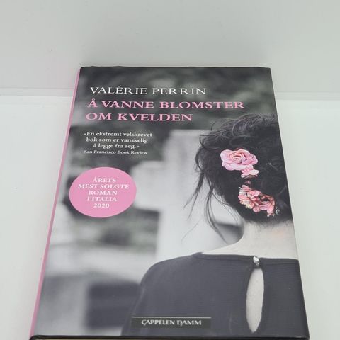 Å vanne blomster om kvelden - Valérie Perrin. Hardcover