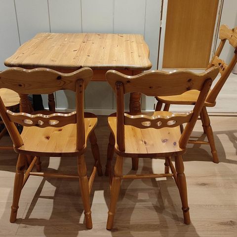 Bord til kjøken/spisebord + 4 stolar, heiltre
