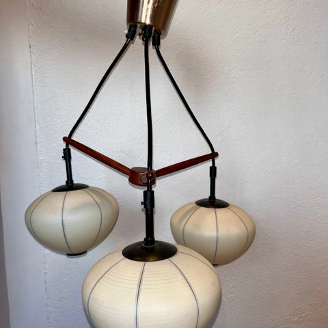 Nydelig, vintage taklampe i teak med forstede glasskupler