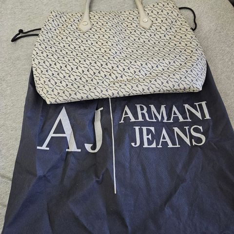 Armani jeans veske til salg