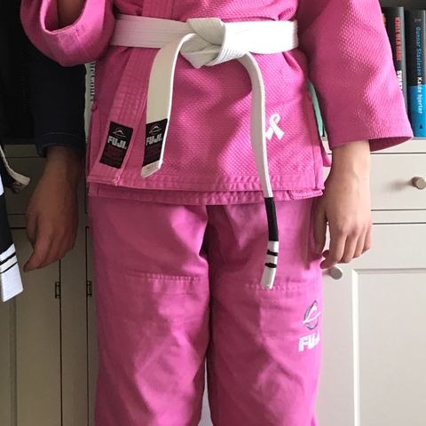 Tilsvarende ny rosa BJJ drakt/Gi fra Fuji