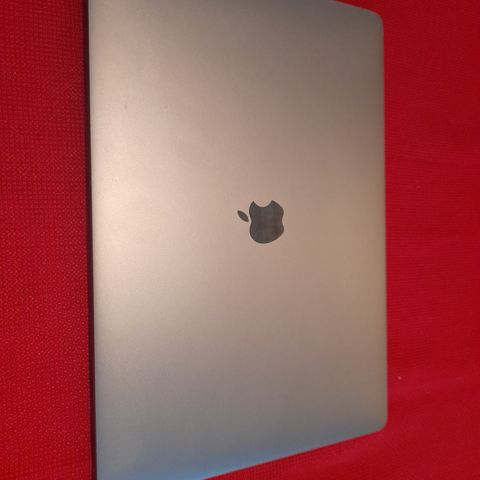 Apple Macbook Pro 15" med touchbar