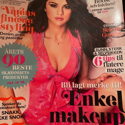 Cosmopolitan blad med Selena Gomez på forsiden