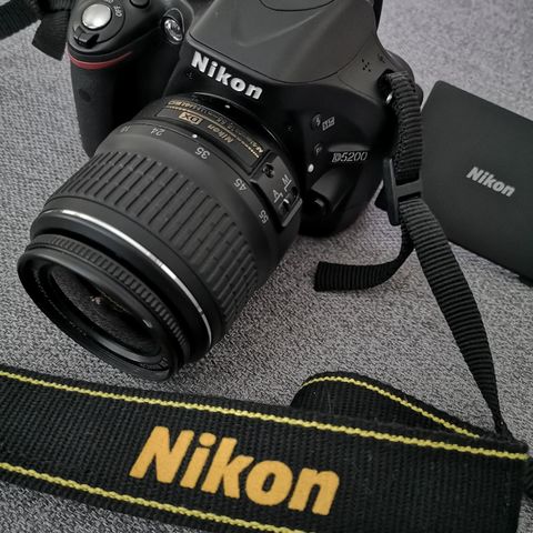 Nikon D5200 med batteri, lader og veske