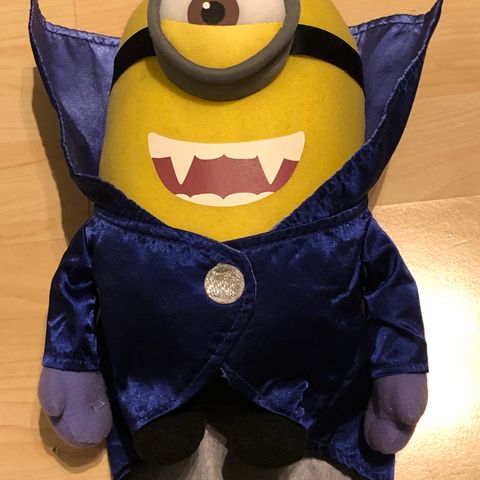 UBRUKT Minion vampyr bamse 30 cm