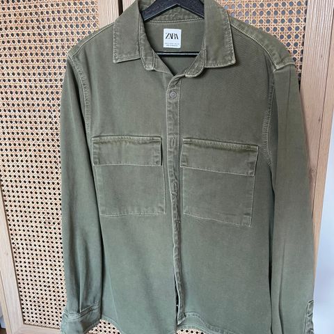 Army green skjorte fra Zara str M.