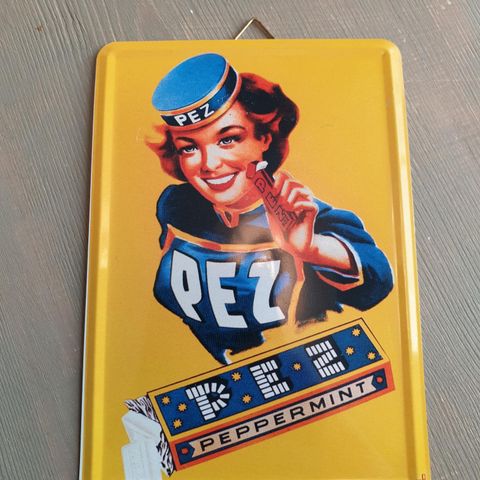 Gammelt 'Pez Peppermint'  skilt selges kr 200,-