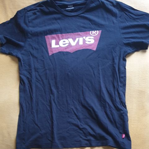 2 Levis T-Shirt small