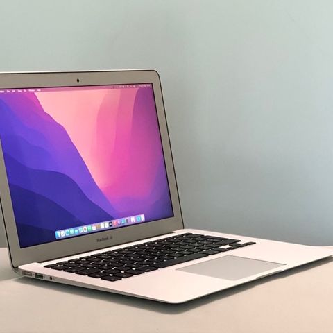 MacBook Air 2017 i veldig fin stand selges