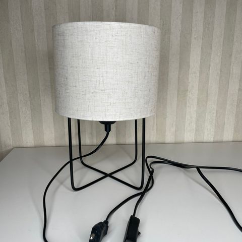 Lampe svart med hvit lampeskjerm (30 cm høy x 20 cm i diameter)