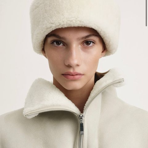 TOTEME Shearling winter hat macadamia