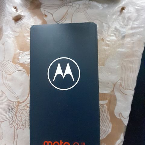 Mobil Motorola e13 , 1099 kr( 2år gsranti)
