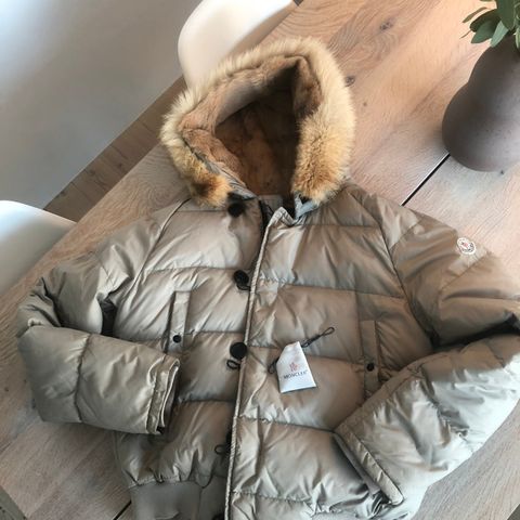 Kort dunjakke med pels fra Moncler (unisex)