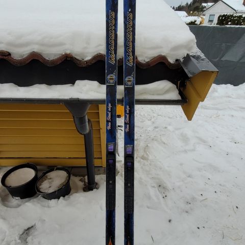 Godt brukte Madshus ski med stålkant  til en billig penge :)