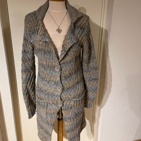 Lang strikket jakke fra Isay