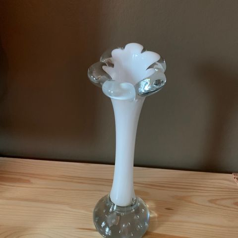 Blomsterformet vase