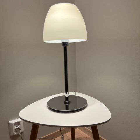 Stilren og dekorativ bordlampe fra Herstal. Kan hentes i dag.