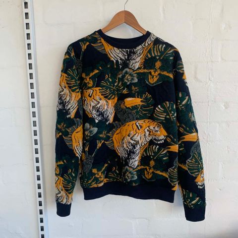 Svart genser med tigerprint fra Zara str. m