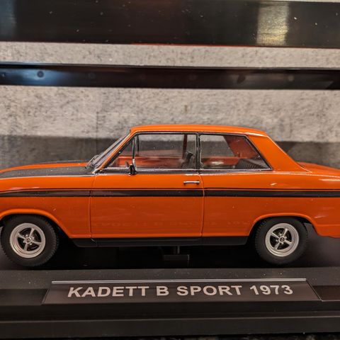 Opel Kadett B Sport - 1973 modell - rød/svart - KK-Scale - Skala 1:18