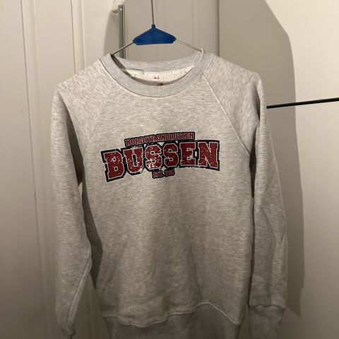 Nordstrandrussen «Bussen» grå crewneck genser str. m