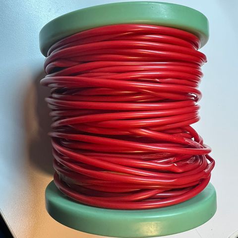 4 mm rød «plaststrømpe» til bruk på hekler og kroker.