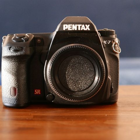 Pentax K-7 med 2 objektiver og mye utstyr